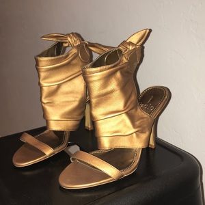 Línea Paolo, gold high heels.
